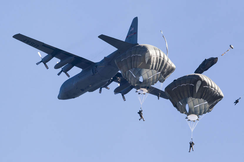 Amerikaanse parachutisten van 82nd Airborne Division springen vanuit een vliegtuig.